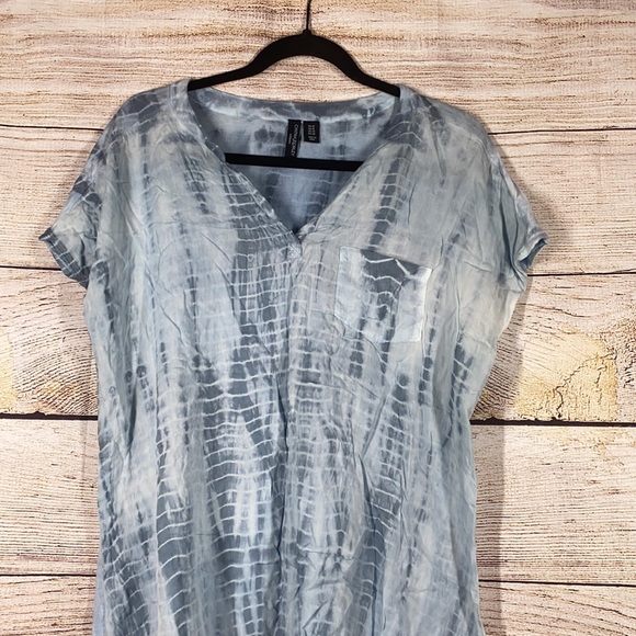 Cynthia Rowley Woman Blue Tie Dye V-Neck Short Sleeve Curved Hem Pocket T-Shirt - Picture 4 of 12